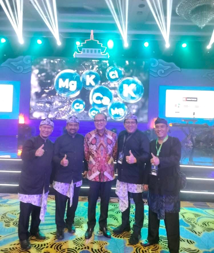 Foto bersama pada malam welcome dinner dengan Bapak Enggartiasto Lukita, Ketua Umum DPN APINDO, Kabid. Organisasi DPN/Ketua Depen DPK APINDO Kabupaten Bogor dan Tantowi Yahya pada acara Rakerkonas XXXIV DPN APINDO 2025.